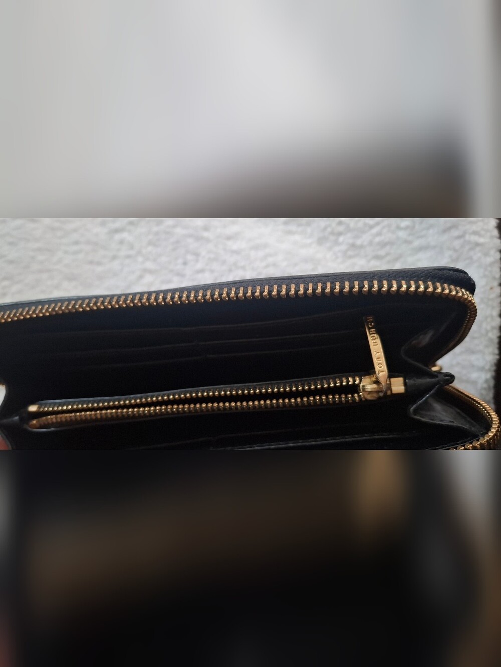 Tory Burch Black Leather Zip-Around Wallet with Logo Disc - Picture 6 of 6